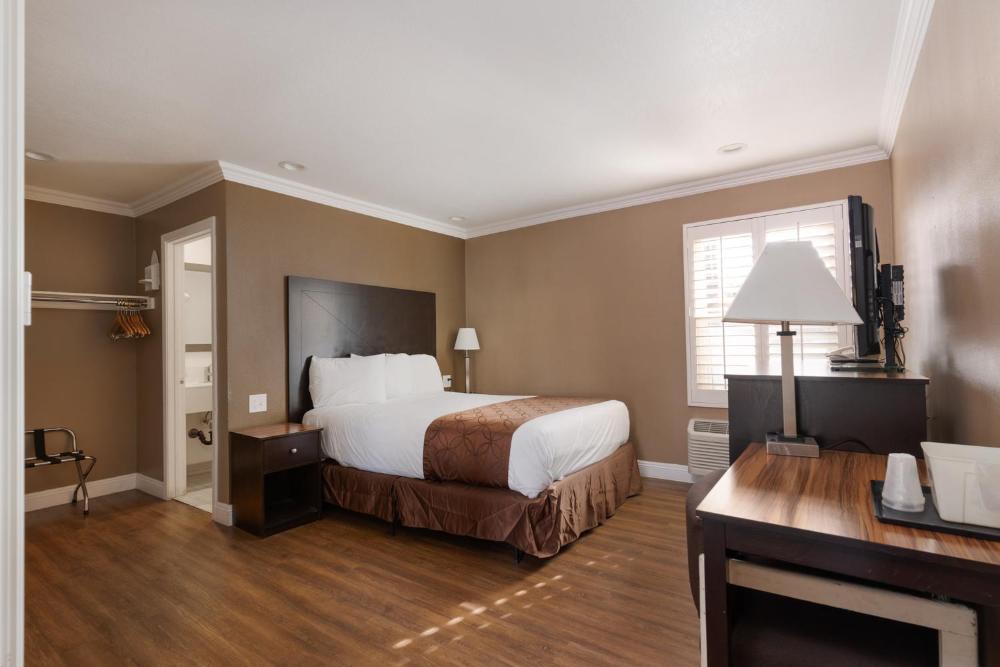 1 Queen Bed Non-Smoking interior