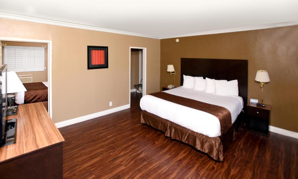 1 King 1 Queen Bed Suite Non-Smoking interior