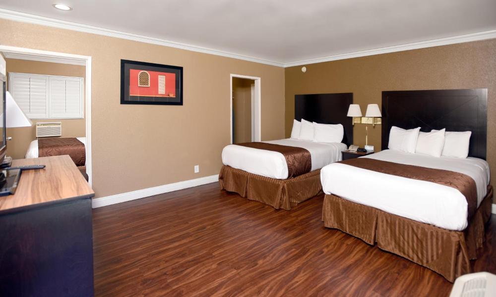 2 Double Beds 1 Queen Bed Suite Non-Smoking interior